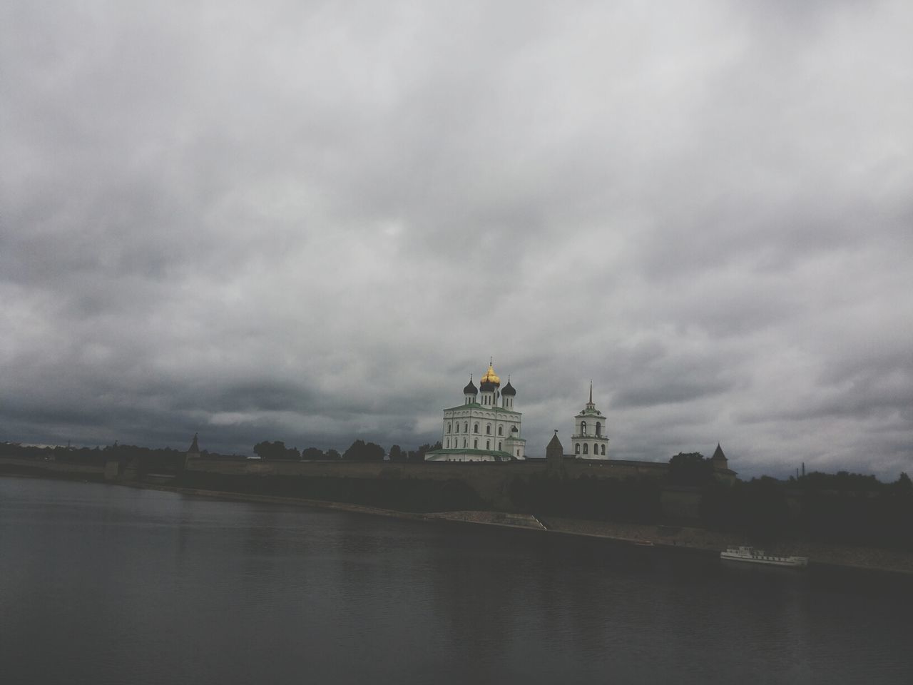 water, sky, waterfront, cloud - sky, built structure, architecture, cloudy, building exterior, weather, overcast, sea, tranquility, cloud, nature, tranquil scene, river, scenics, day, outdoors, beauty in nature