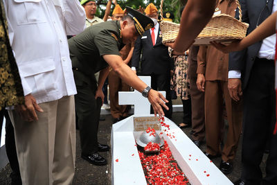 Tni major general dadang hendrayudha sprinkles flowers on the graves of warrior heroes