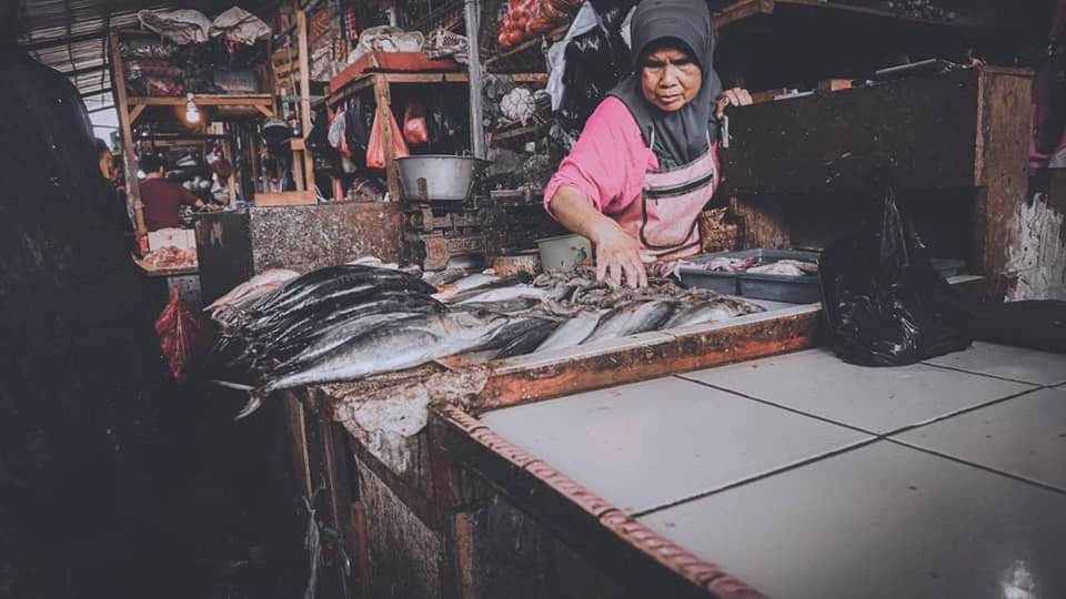 one person, real people, indoors, working, full length, occupation, young adult, small business, looking at camera, sitting, front view, lifestyles, men, adult, holding, business, young women, hairstyle, messy