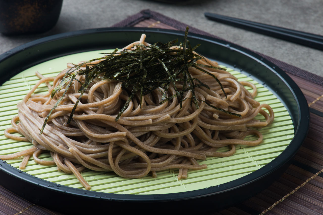 CLOSE-UP OF NOODLES IN PLATE