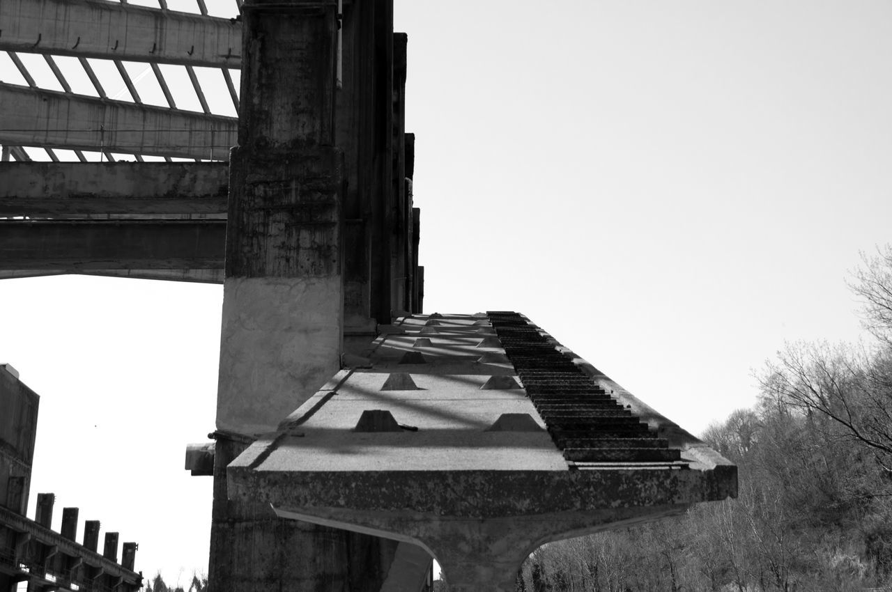 architecture, built structure, clear sky, building exterior, low angle view, building, architectural column, copy space, city, bridge - man made structure, connection, day, outdoors, modern, no people, column, railing, bridge, arch, tree