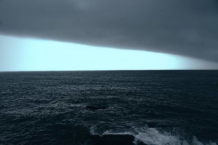 SCENIC VIEW OF SEASCAPE AGAINST CLOUDY SKY