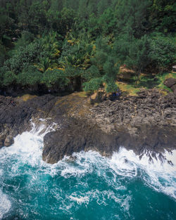 Water flowing through rocks in sea