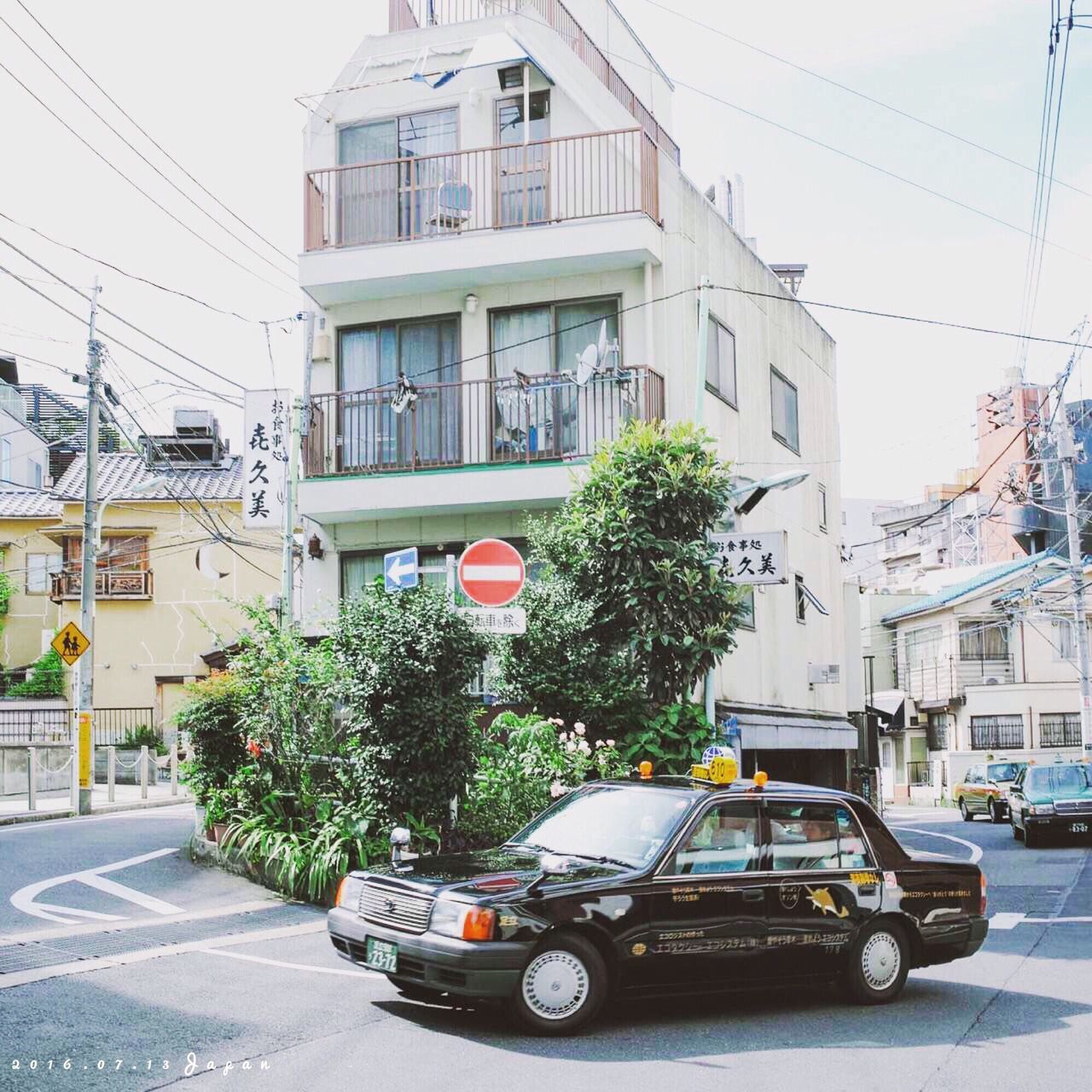 building exterior, architecture, transportation, built structure, land vehicle, street, mode of transport, city, road, tree, parking, residential building, power line, city street, building, residential structure, stationary, parked, outdoors, city life, day, cable, no people, sky