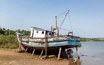 Abandoned boat by the lake