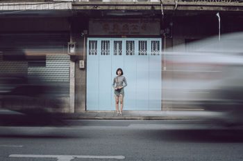 FULL LENGTH OF WOMAN ON STREET