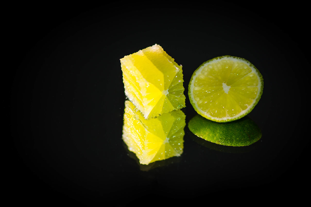 CLOSE-UP OF LEMON SLICE IN PLATE