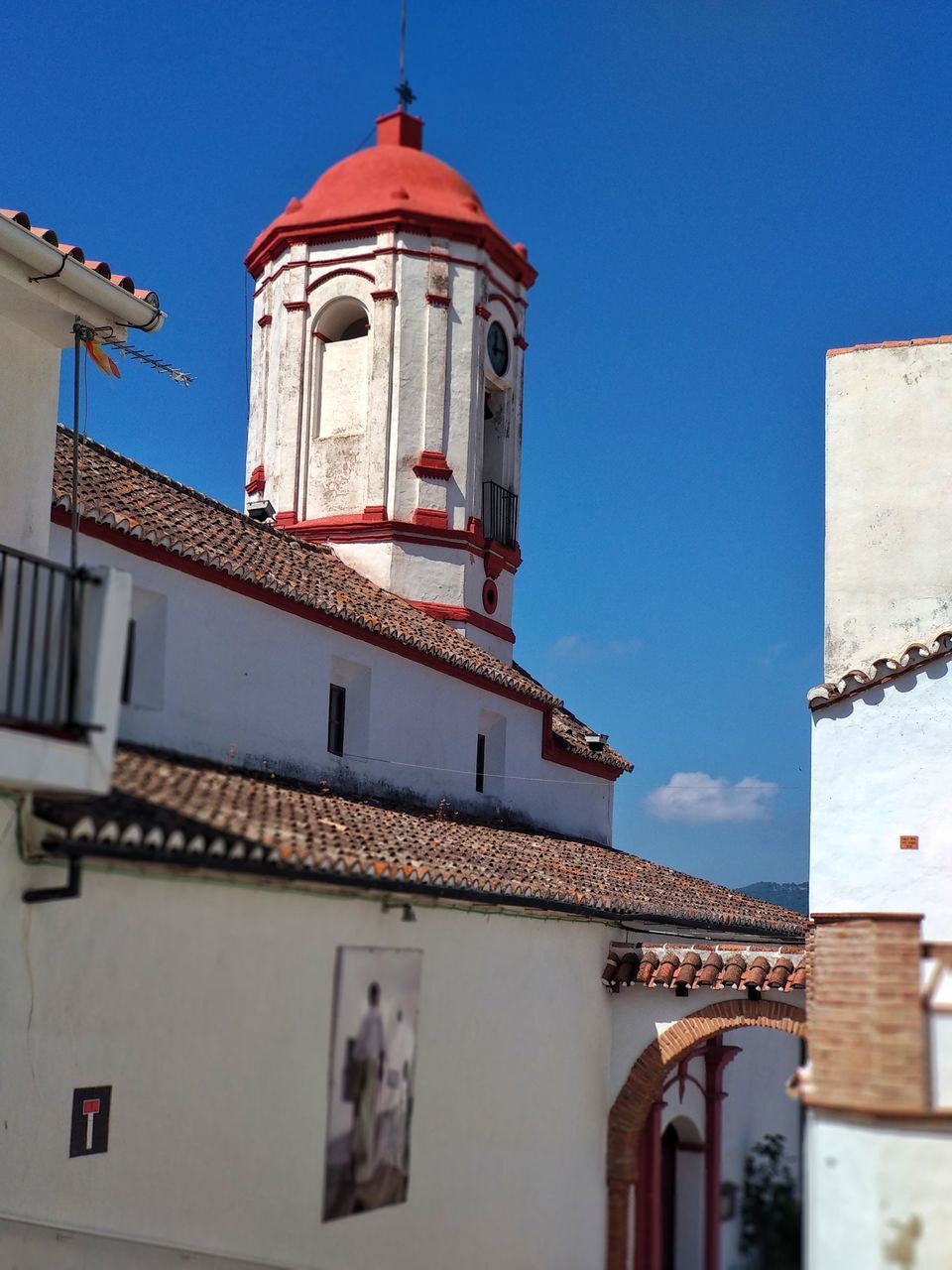 LOW ANGLE VIEW OF BUILDINGS AGAINST SKY