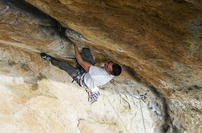 Crack climbing in siurana