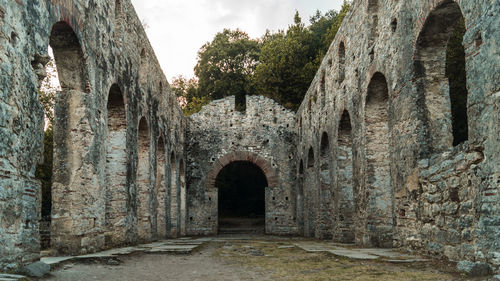 Old ruin building against sky