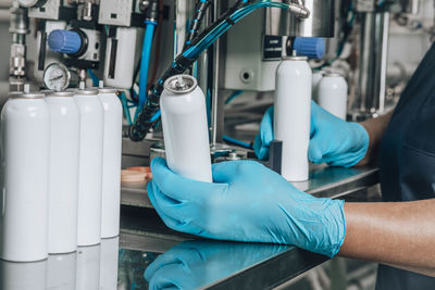 Filling of tin packages for spray with cosmetics in production