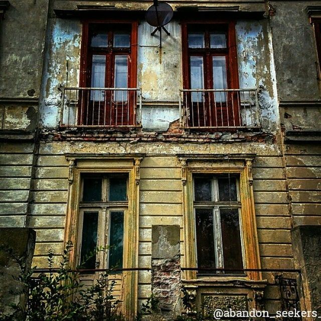 architecture, building exterior, built structure, window, house, residential building, residential structure, old, abandoned, door, building, weathered, damaged, obsolete, balcony, day, run-down, bad condition, outdoors, facade