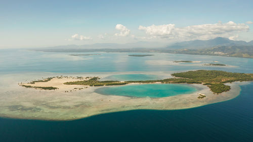 Honda bay with tropical islands and sandy beaches surrounded by coral reef. palawan, philippines.