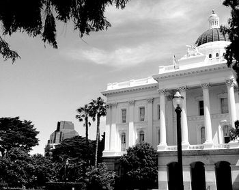 Low angle view of california state capitol against sky