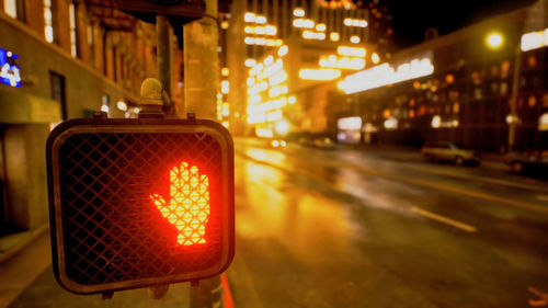 Traffic light in red color, with night lighting