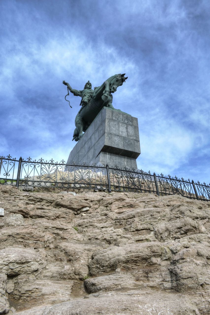 LOW ANGLE VIEW OF STATUE AGAINST CLOUDY SKY