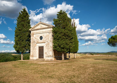San quirico d'orcia, tuscany, italy. august 2020. the fascinating chapel of the madonna di vitaleta