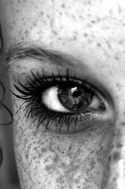 CLOSE-UP PORTRAIT OF PERSON EYE