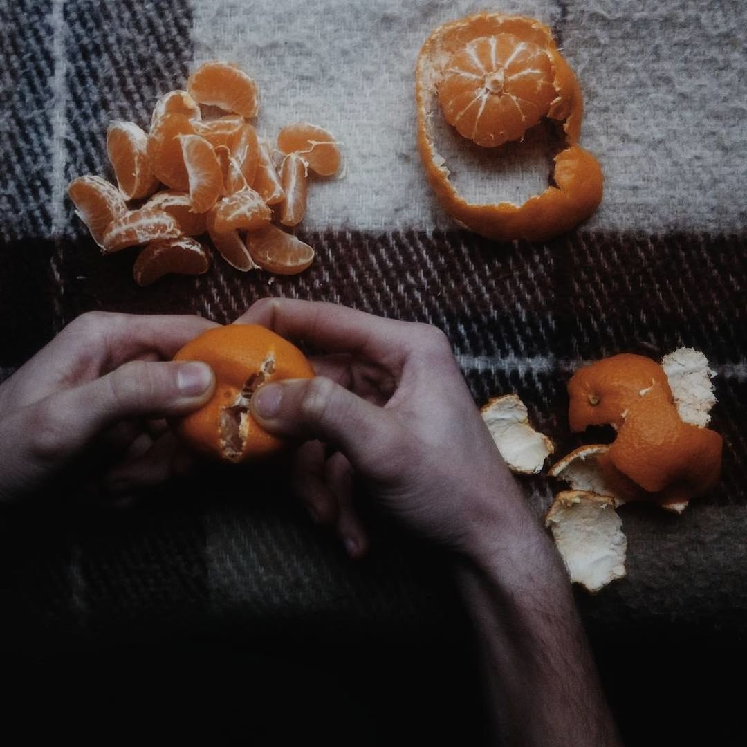 CLOSE-UP OF HAND HOLDING BREAD WITH CREAM