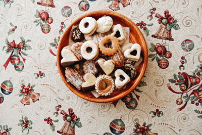 Directly above shot of gingerbread cookies in plate on table