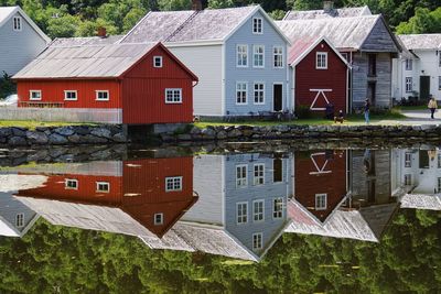 Houses by lake in lærdal