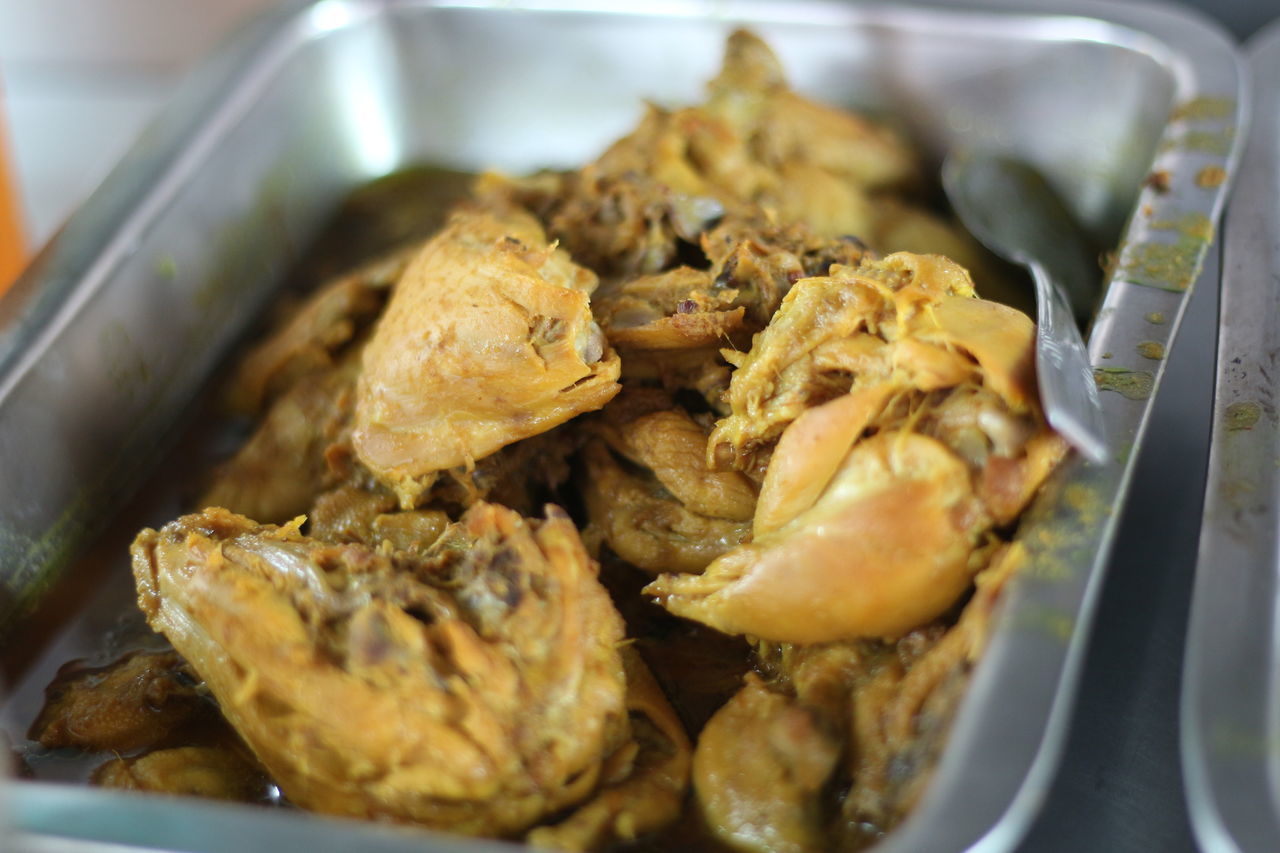 CLOSE-UP OF FOOD IN PLATE