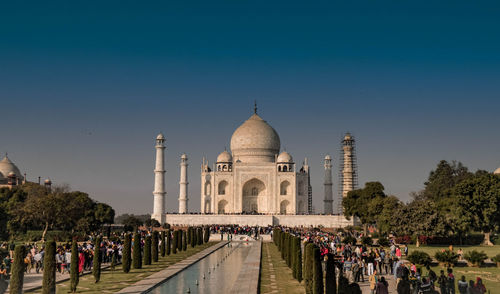 Group of people in front of tajmahal