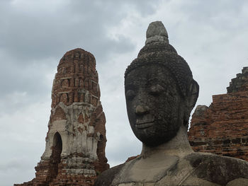 Statue of historic building against sky