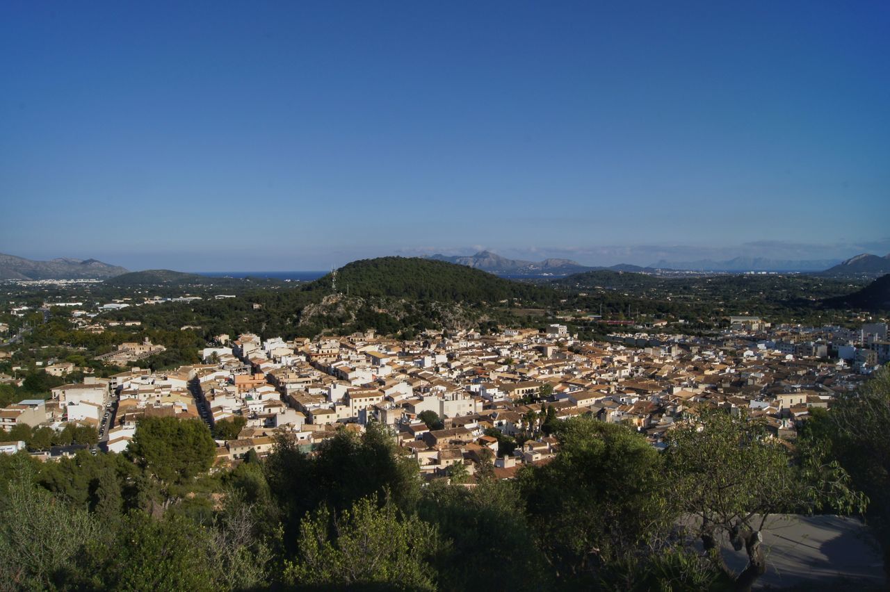 HIGH ANGLE VIEW OF RESIDENTIAL DISTRICT AGAINST SKY