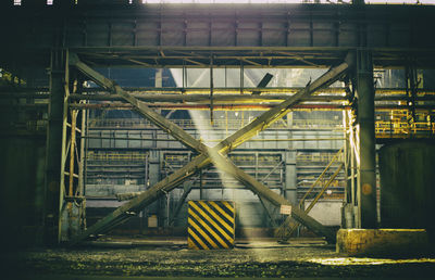 Metallic structure against building