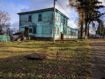 Abandoned house against sky