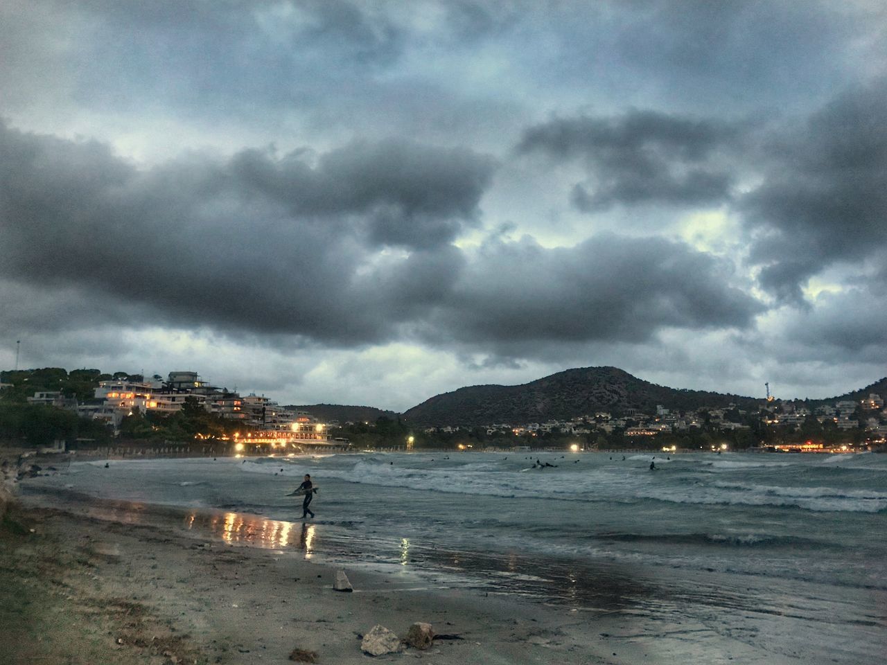 SCENIC VIEW OF SEA AGAINST CLOUDY SKY AT DUSK