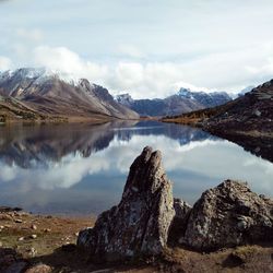 Panoramic view of lake and mountains against sky