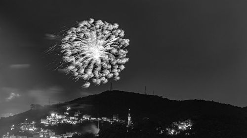 Images with new year's, réveillon, fireworks exploding in the sky in niterói, rio de janeiro, brazil