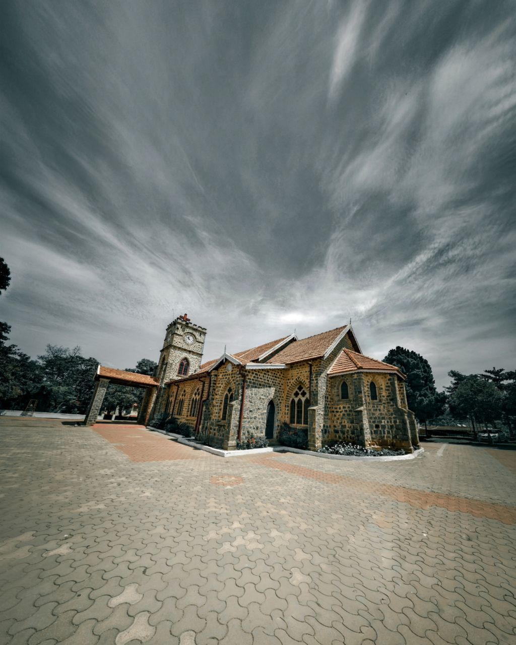 LOW ANGLE VIEW OF BUILDINGS AGAINST CLOUDY SKY