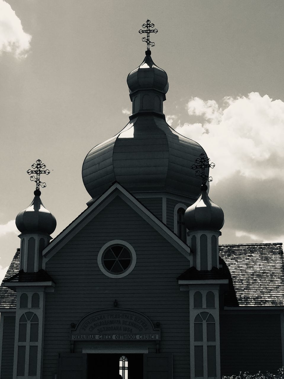 LOW ANGLE VIEW OF CROSS AGAINST BUILDING