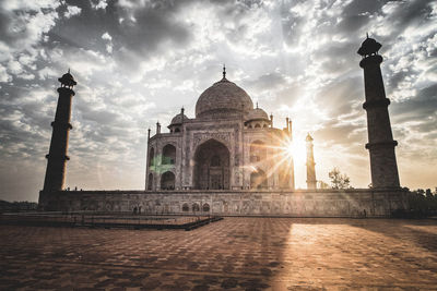 Taj mahal against sky during sunrise