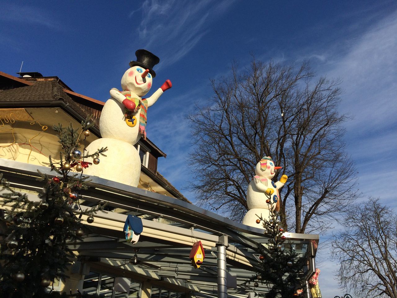 Snowmen on the roof