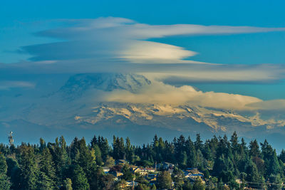 Saucer-shaped clouds hover over mount rainier in washington state.