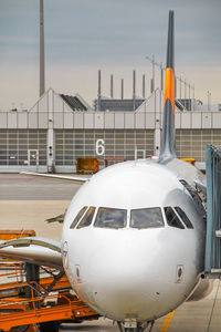 Preparing for the flight. aircraft at the gateway in the handling position munich airport, germany