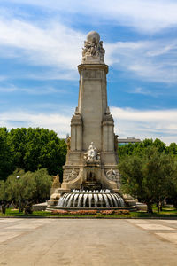 Statue of monument against cloudy sky