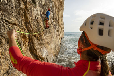 Climbing in raco del corv cove / luces nocturnas route 6b