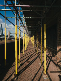 Metallic structure by footpath