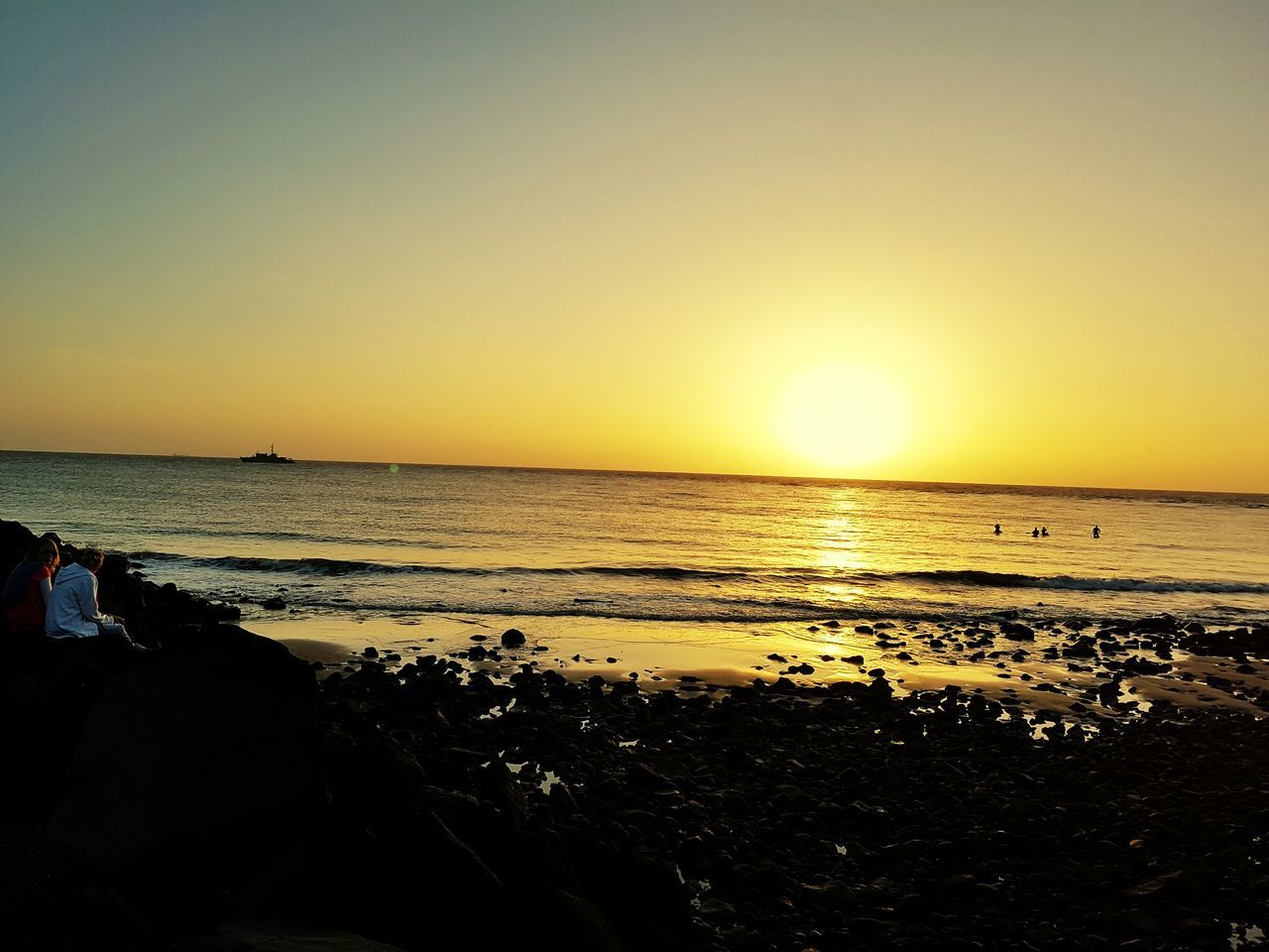 SCENIC VIEW OF SEA AGAINST SKY AT SUNSET