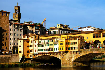 Ponte vecchio over arno river in tuscany against sky