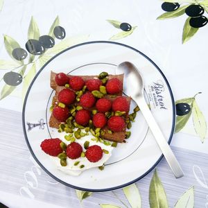 Red strawberries in bowl