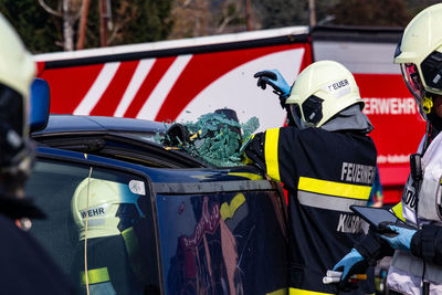 Rettung aus auto, feuerwehr autoscheibe