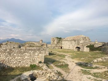 Ruins of building against cloudy sky