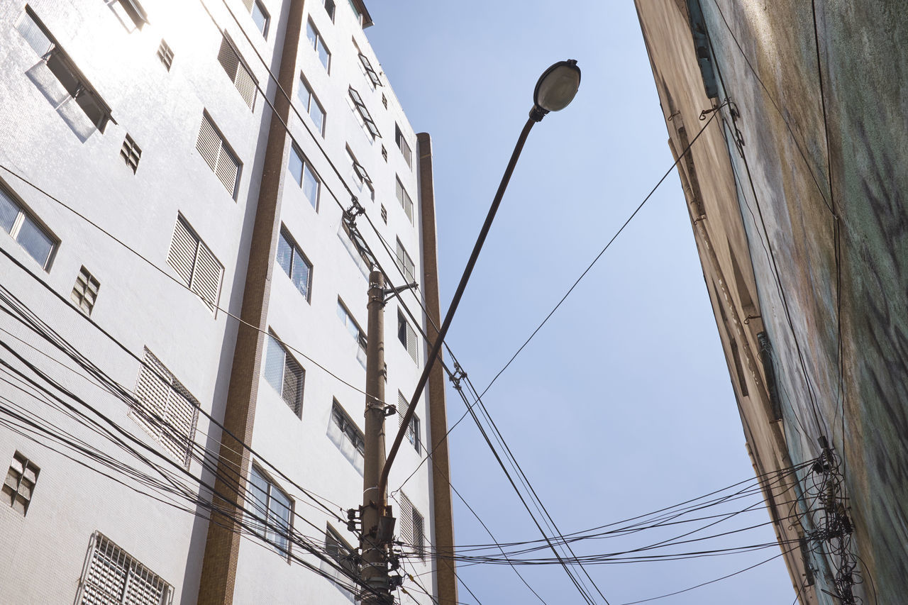 LOW ANGLE VIEW OF STREET LIGHTS AGAINST BUILDINGS