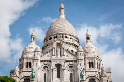 Facade of the sacre coeur basilica in montmartre under a beautiful blue summer sky in paris